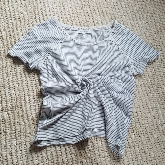 🌻3 for 12🌻 White striped T - Picture 2 of 5